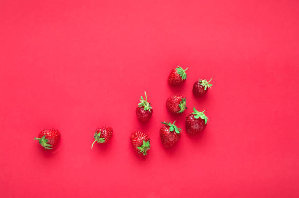 frische erdbeeren auf trendigem hintergrund. farbe 2019.frische erdbeeren auf trendigem hintergrund. farbe 2019, nahaufnahme - breakfast close up vegetarian food nature stock-fotos und bilder