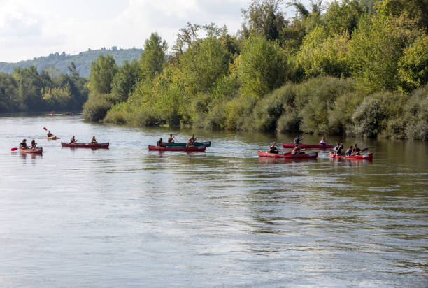 canoa sulla dordogna a la roque-gageac, aquitania, francia - canoeing canoe senior adult couple foto e immagini stock