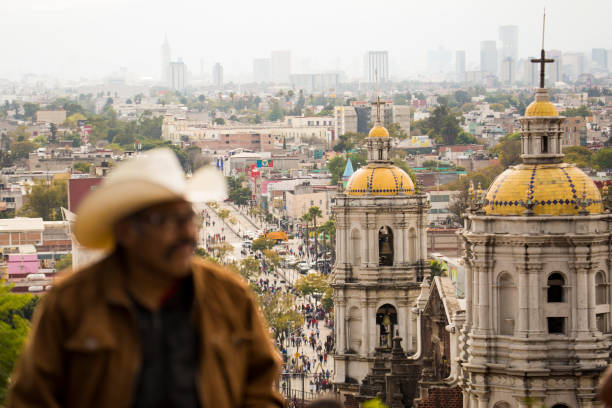 sombrero skyline - smog mexico mexico city air pollution fotografías e imágenes de stock