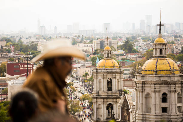 sombrero skyline - smog mexico mexico city air pollution fotografías e imágenes de stock