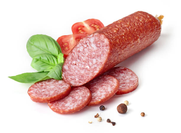 salchicha de salami aislada sobre fondo blanco - salami fotografías e imágenes de stock