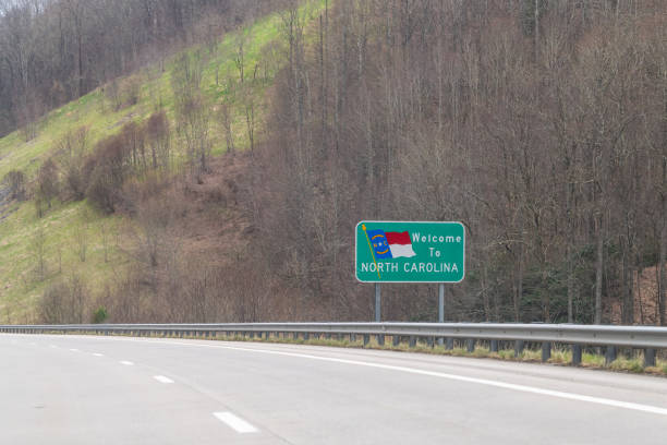 droga autostradowa w północnej karolinie ze znakiem powitalnym i tekstem na południowej ulicy 25 z nikim - great smoky mountains tennessee mountain north carolina zdjęcia i obrazy z banku zdjęć