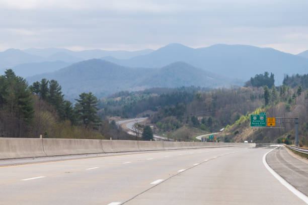 smoky mountains w północnej karolinie z pochmurnym niebem i drzew leśnych na południowej 25 autostrady drogowego i znak burnsville i świerk sosna - great smoky mountains tennessee mountain north carolina zdjęcia i obrazy z banku zdjęć