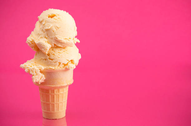 double scoop vanilla ice cream stożek na jasnym różowym tle - ice cream cone ice cream vanilla ice cream isolated zdjęcia i obrazy z banku zdjęć