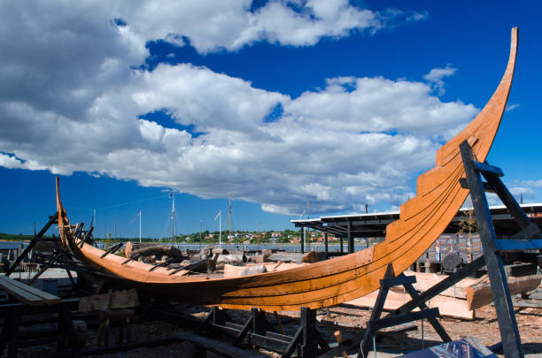 recreación histórica de un barco vikingo - roskilde fotografías e imágenes de stock