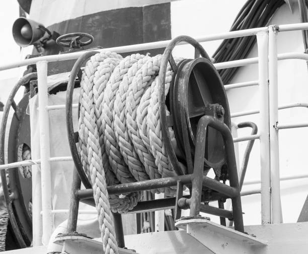 carretel de cabo com uma corda na plataforma. do navio - sailing cable winch yacht sport - fotografias e filmes do acervo