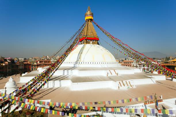 stupa de boudhanath, ville de katmandou, bouddhisme au népal - bodnath stupa photos et images de collection