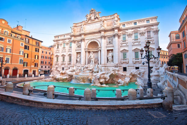 majestuosa fontana de trevi en la calle roma vista - imperial italy rome roman forum fotografías e imágenes de stock
