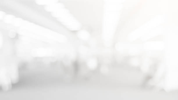sfocatura astratta soft focus colore bianco interno di moderno ambiente di lavoro pulizia sfondo con lucentezza lucentezza per il design - white focus on foreground foto e immagini stock
