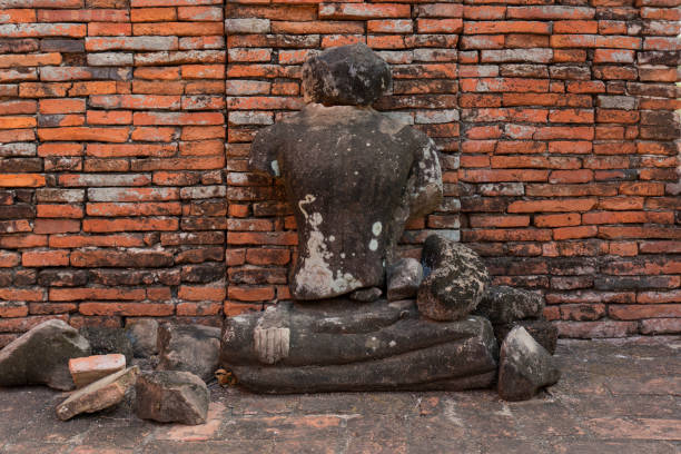 bouddha brisé temple ancien à ayutthaya, en thaïlande. le temple est sur le site de l’ancien palais royal de l’ancienne capitale d’ayutthaya - sanphet palace photos et images de collection