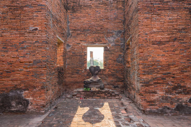 templo antigo quebrado de buddha em ayutthaya, tailândia. o templo está no local do antigo palácio real da antiga capital de ayutthaya - sanphet palace - fotografias e filmes do acervo