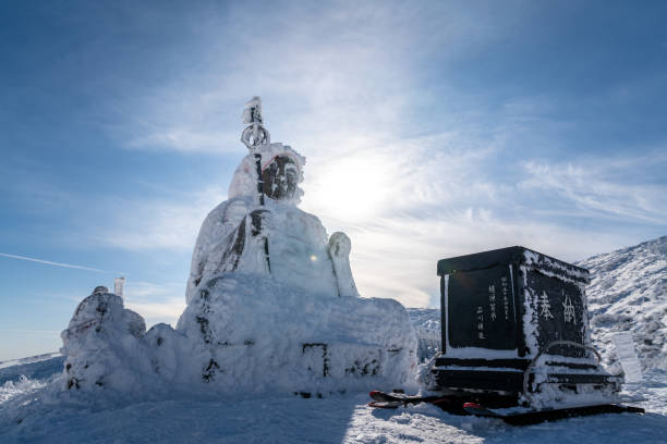 hermosa silueta vista panorámica de la estatua del gran buda jizo en la cima de la montaña zao, yamagata, tohoku, japón con nieve en la temporada de invierno. viaje invisible en japón y uno de los hitos de tohoku. - chubu region fotografías e imágenes de stock