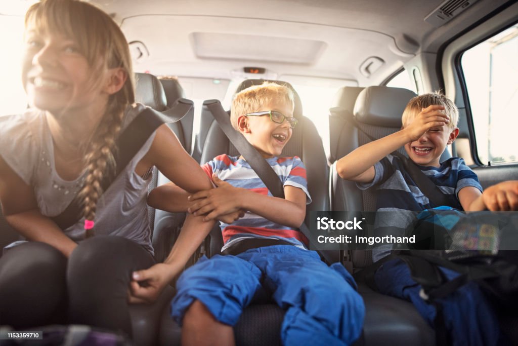 Szczęśliwy zabawny dzieci podróżujących samochodem - Zbiór zdjęć royalty-free (Samochód)