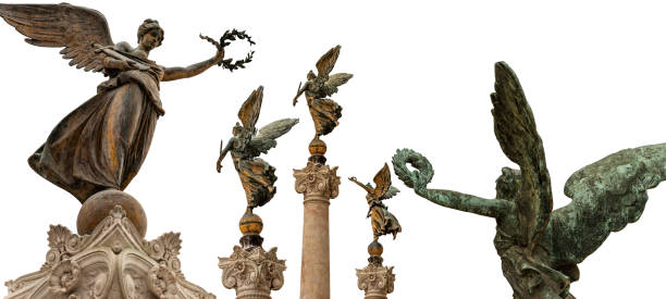 крылатые победы изолированы на белом - altare della patria - рим италия - statue angel marble white стоковые фото и изображения