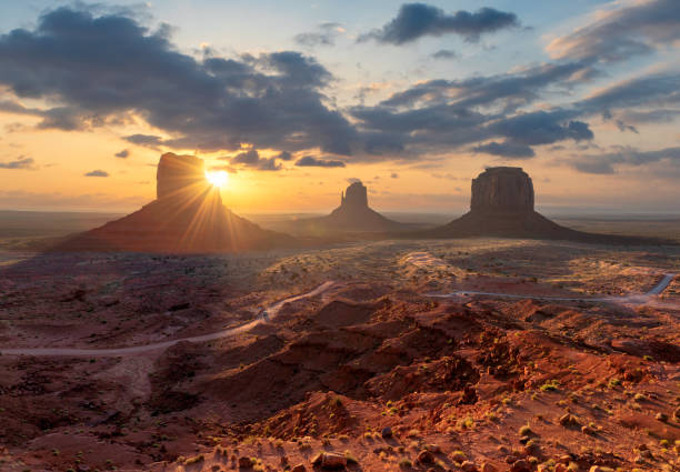 sunrise at monument valley, arizona - monument valley navajo mesa monument valley tribal park imagens e fotografias de stock