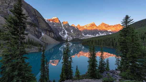 vue panoramique sur le lever du soleil dans le parc national banff, lac moraine, canada. - landscape national park lake louise moraine lake photos et images de collection