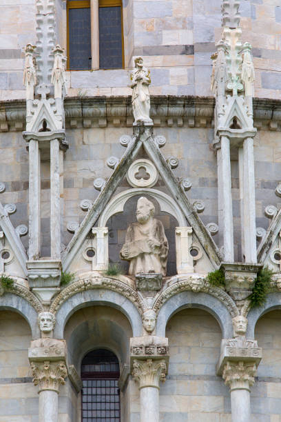 ピサ洗礼堂、ファサードの装飾的な細部、ピサ、イタリア - pisa baptistery ストックフォトと画像