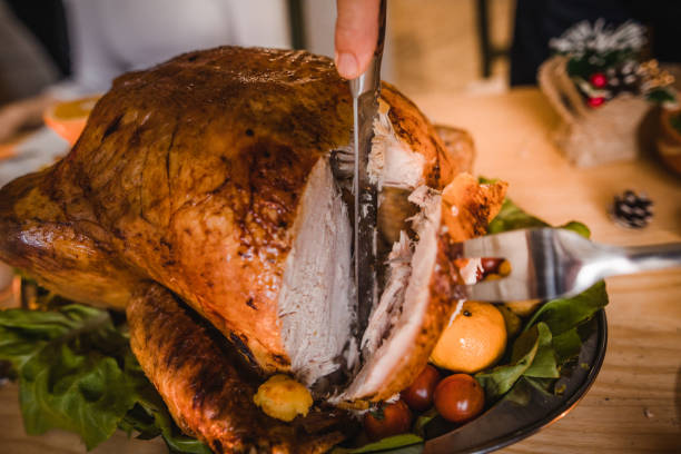 z bliska nierozpoznawalnego człowieka rzeźbienia pieczone dziękczynienia indyka. - roast turkey turkey cutting roasted zdjęcia i obrazy z banku zdjęć