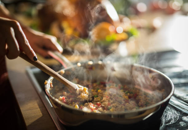 primo piano di donna irriconoscibile che prepara il pranzo in cucina. - mescolare foto e immagini stock