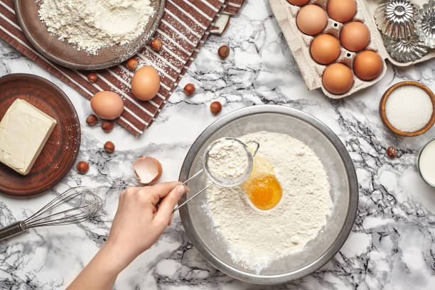 plan rapproché. vue de dessus d’un endroit de cuisinier de boulanger, les mains travaillent avec une pâte crue sur le fond de table de marbre. - petri dish photos et images de collection