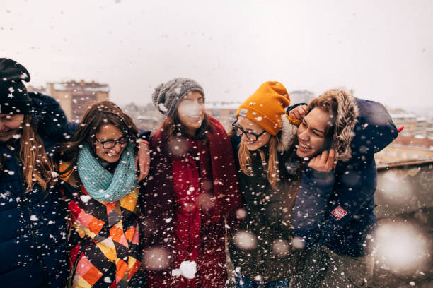 friendship - group of people teenager snow winter imagens e fotografias de stock