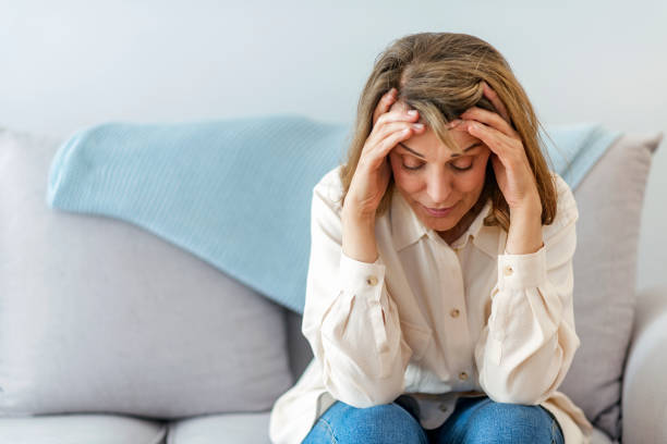 ¿de dónde vino este dolor de cabeza de repente? - menopausia fotos fotografías e imágenes de stock