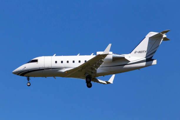 hoty ボンバルディア cl-600-2b16 チャレンジャー604ビジネスジェット機は、青空の背景に - 6002 ストックフォトと画像