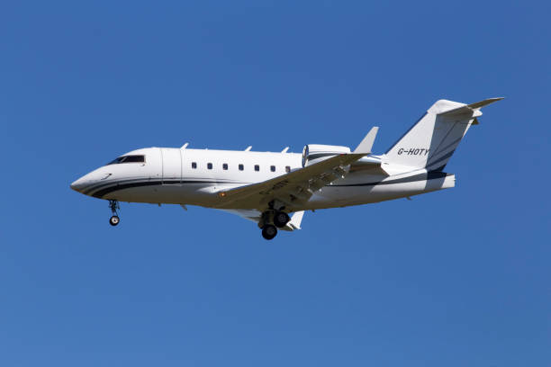 hoty ボンバルディア cl-600-2b16 チャレンジャー604ビジネスジェット機は、青空の背景に - 6002 ストックフォトと画像