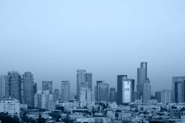 fond bleu de la ville moderne - tel aviv israel skyline traffic photos et images de collection