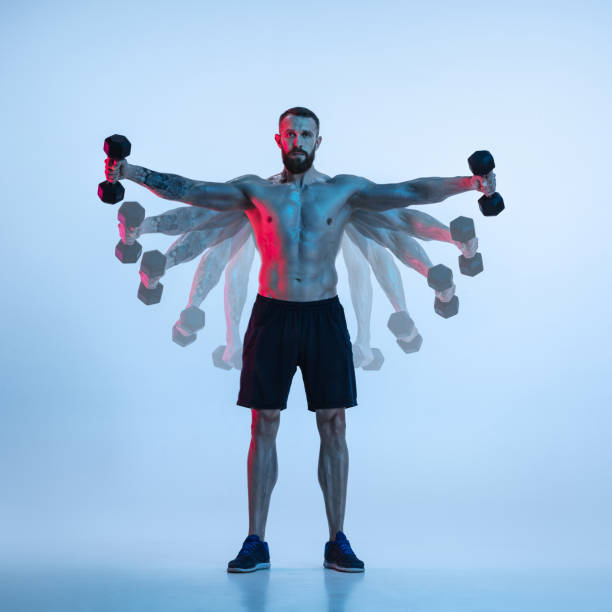 파란색 배경 위에 젊은 백인 보디 교육 - body building weight training men flexing muscles 뉴스 사진 이미지