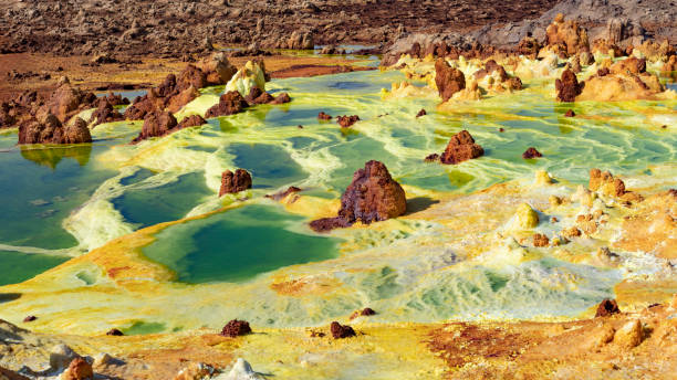 säure teiche in dallol in der danakil-depression in äthiopien, afrika - psychedelic smoke colors green stock-fotos und bilder