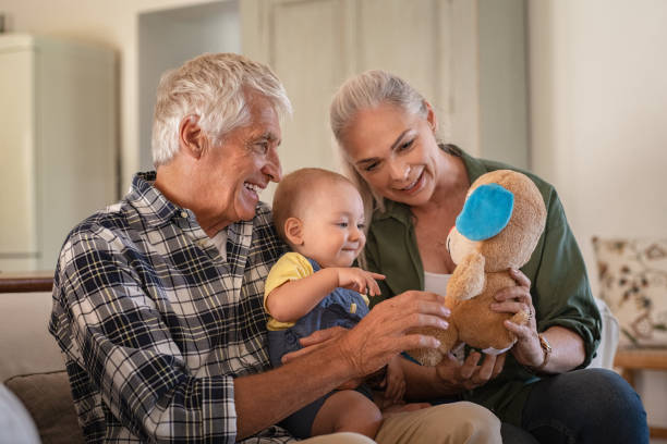 nonni che giocano con il nipote - baby grandparent grandmother grandfather foto e immagini stock
