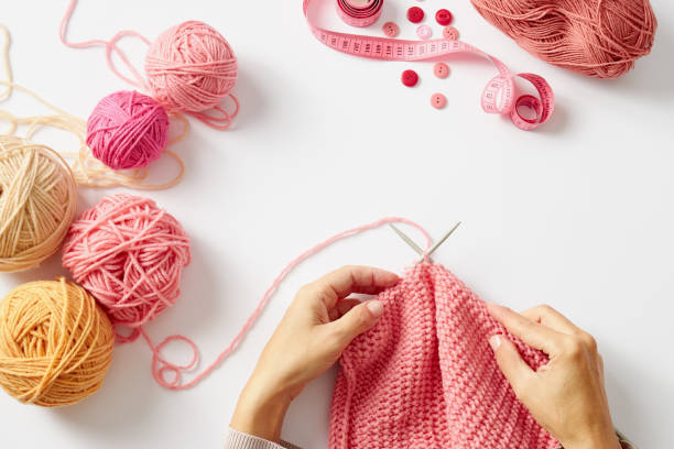 mains de femme tricotant avec des aiguilles et le fil - crochet équipement photos et images de collection
