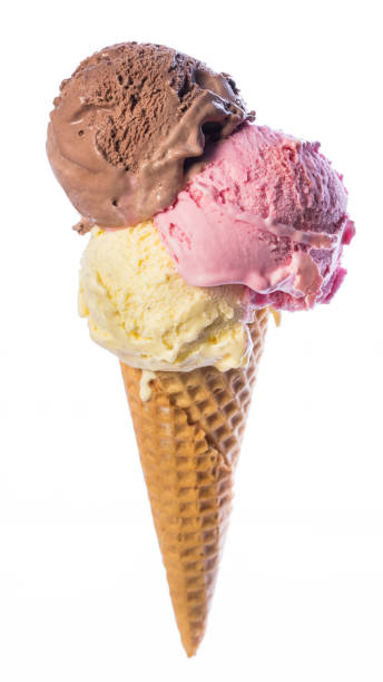 tüteneis mit 3 kugeln süßem speiseeis  ( vanilleeis, schokoladeneis, erdbeereis) isoliert auf weißem hintergrund - ice cream cone stock-fotos und bilder