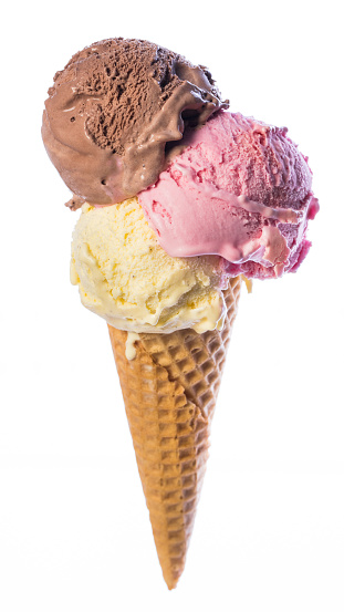 Helado con árboles con 3 cucharadas de helado dulce (helado de vainilla, helado de chocolate, helado de fresa) aislado sobre un fondo blanco photo