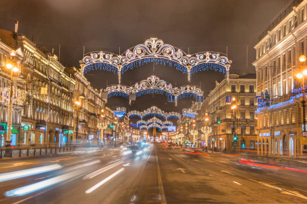 russie, saint-pétersbourg, perspective nevski, nouvel an et décorations de noël - nevsky prospekt photos et images de collection