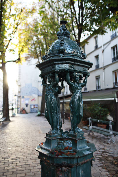 paryż, francja, 28 października 2012 : fontanna wallace'a, jedna z 66 takich żeliwnych fontann umieszczonych wokół paryża przez brytyjskiego przemysłowca i aktywistę temperamentu sir richarda wallace'a - industrialist zdjęcia i obrazy z banku zdjęć