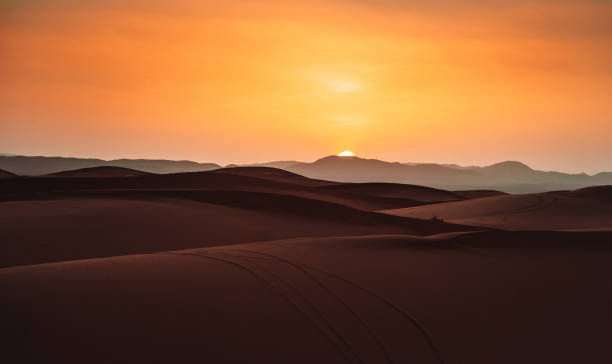 sonnenuntergang in der wüste - africa sunset desert landscape stock-fotos und bilder