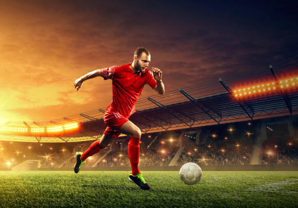 футболист капает мяч - kick off soccer player soccer kicking стоковые фото и изображения