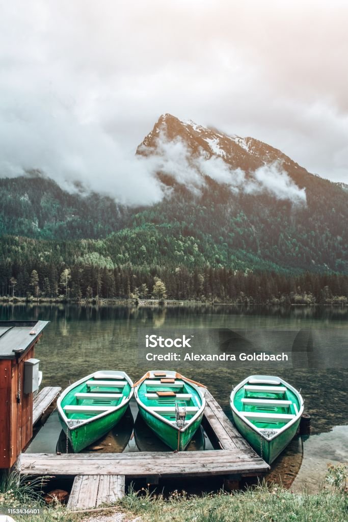Schöner Seeblick-Ruderboote - Lizenzfrei Alpen Stock-Foto