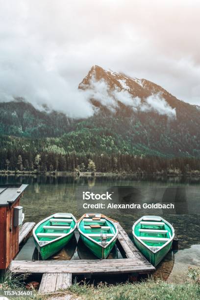 Schöner Seeblickruderboote Stockfoto und mehr Bilder von Alpen - Alpen, Anlegestelle, Baum