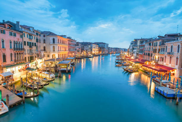 europa. luftaufnahme der stadtgebäude entlang der rialto-brücke in der nacht, venedig-italien - venice italy italy rialto bridge italian culture stock-fotos und bilder