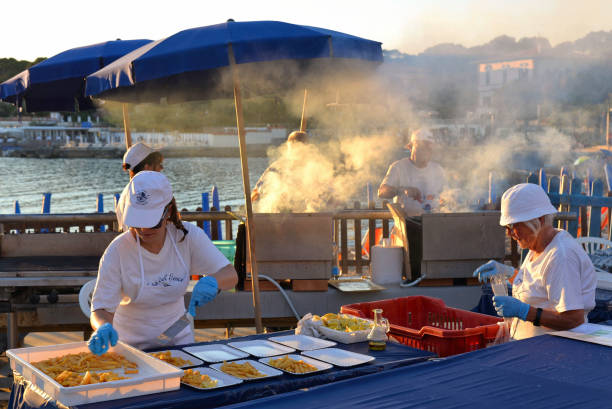 카스 티 글 리온 셀로 리보르노 이탈리아, 여름 파티 저녁 식사를 위해 일몰에 토스카나에서 카스 티 글 리온 셀로의 해변 쪽에 물고기를 굽고 - market stall market italy food 뉴스 사진 이미지