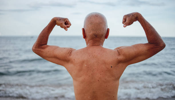 아시아 노인 노인 연습 태극권과 요가 포즈에 해변 일출 - men gray hair vitality healthy lifestyle 뉴스 사진 이미지