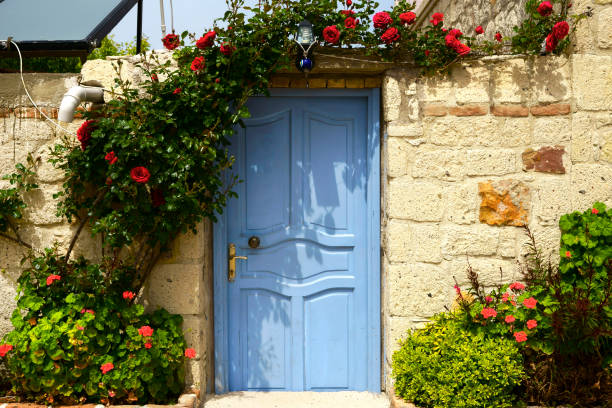 feche acima da porta velha da casa do estilo retro do estilo arquitectónico mediterrâneo - gate handle door traditional culture - fotografias e filmes do acervo