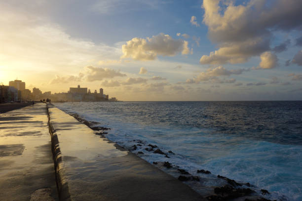 colroful zachód słońca w malecon, słynne promenady hawany w hawanie, kuba - capital cities retaining wall malecon coastline zdjęcia i obrazy z banku zdjęć