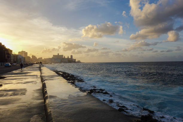 colroful zachód słońca w malecon, słynne promenady hawany w hawanie, kuba - capital cities retaining wall malecon coastline zdjęcia i obrazy z banku zdjęć