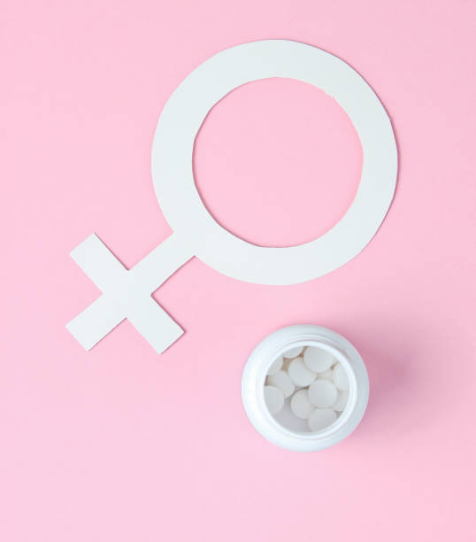 frauenmedizin minimalistisches konzept. flasche mit weißen tabletten, weibliches geschlechtersymbol auf rosa hintergrund. - contraceptive pill birth control pill sex education stock-fotos und bilder