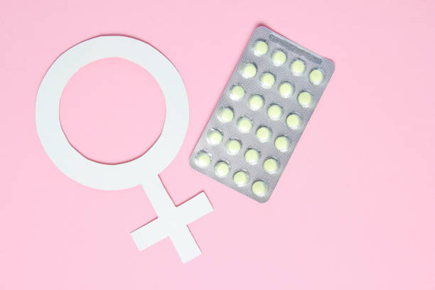 여자의 약 최소한의 개념입니다. 알 약, 분홍색 배경에 여성 성별 기호입니다. - symbol sex healthcare and medicine healthy lifestyle 뉴스 사진 이미지