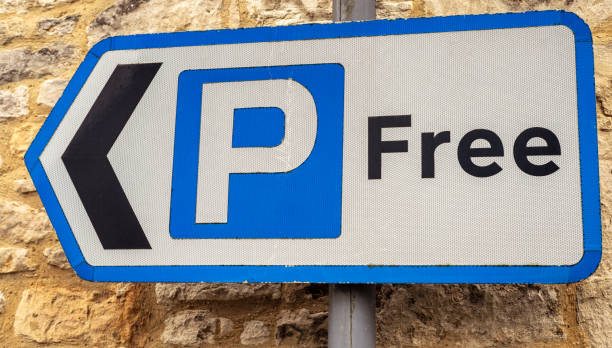 sinal livre do estacionamento - parking sign letter p road sign sign - fotografias e filmes do acervo